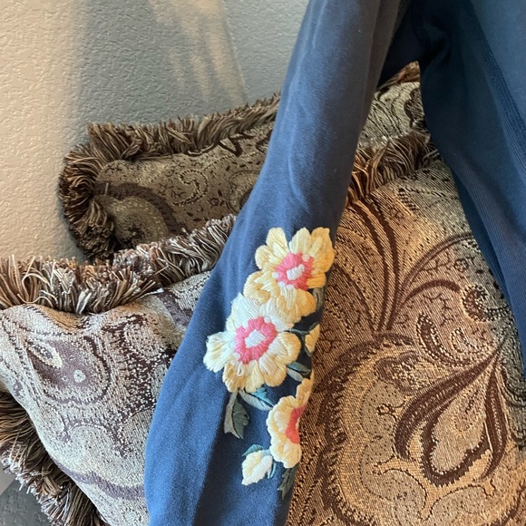 Abercrombie Women’s Embroidered Hoodie - Picture 4 of 6